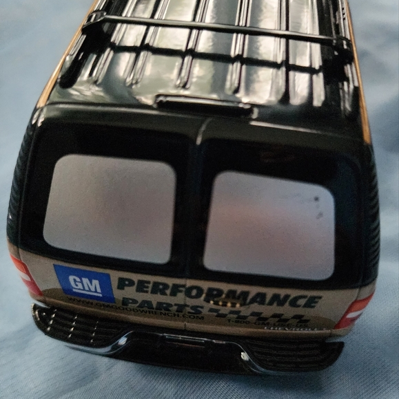 Dale Earnhardt Suburban diecast 1:24 - Picture 9 of 10